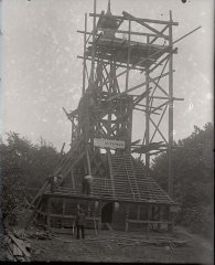 sestavování kostela na Petříně