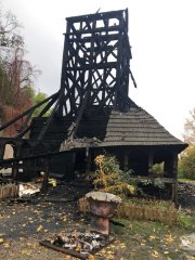 ohořelé zbytky kostela