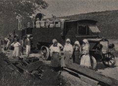 překládání částí kostela ze selských vozů na vojenská auta