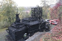ohořelá konstrukce kostela