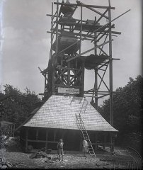 sestavování kostela na Petříně