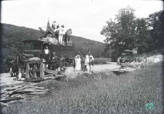 nakládání rozebraných částí kostela na auta a převoz na vlakové nádraží v Mukačevu