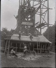 sestavování kostela na Petříně, pokrývání střechy nad ochozem