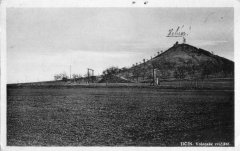 kaple na dobové pohlednici (na kopci v pozadí)