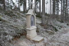 kaplička křížové cesty zepředu zleva
