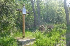 obnovené zastavení křížové cesty se zbytky původního zastavení