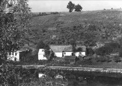 historické foto kapličky (v boční stěně hospodářské budovy)