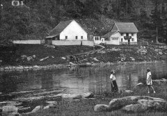 historické foto kapličky (mezi oběma domy)