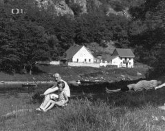 historické foto kapličky (mezi oběma domy)