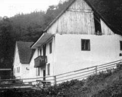 historické foto kapličky (mezi oběma domy)