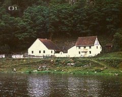 historické foto kapličky (mezi oběma domy)