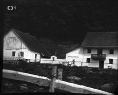 historické foto kapličky (mezi oběma domy)