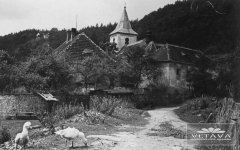 historické foto fary (vlevo)