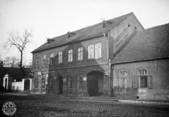 historické foto kaple (zcela vlevo)