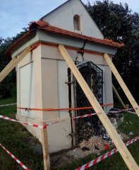 kaple poškozená autonehodou - pohled zepředu zleva