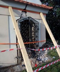 kaple poškozená autonehodou - pohled zepředu zleva