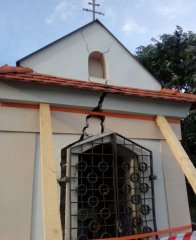 kaple poškozená autonehodou - detail horní části průčelí