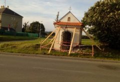 kaple poškozená autonehodou - pohled zepředu