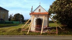kaple poškozená autonehodou - pohled zepředu