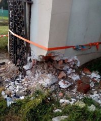 kaple poškozená autonehodou - detail pravé dolní části vchodu