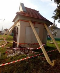 kaple poškozená autonehodou - pohled zepředu zprava