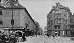 historické foto premonstrátské koleje (vlevo)