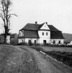 historické foto kapličky (vlevo)
