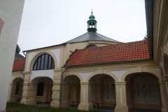 střecha kostela za ambity