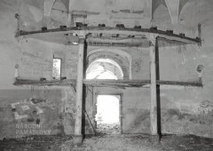 interiér chátrajícího kostela