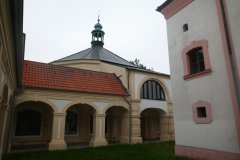 střecha kostela za ambity