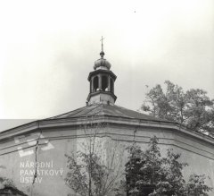 chátrající kostel