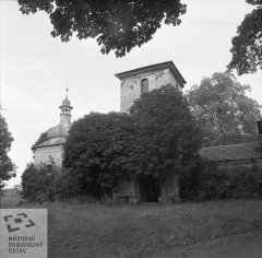 zvonice bez střechy, zarostlá náletovými dřevinami