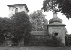 zvonice již bez střechy, zarostlá náletovými dřevinami