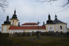 celkový pohled na poutní areál zprava