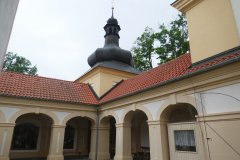 kaple s okolními ambity