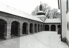 opravená kaple a ambity
