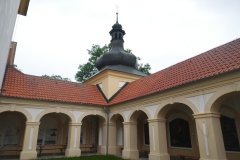 kaple s okolními ambity