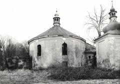 kostel sv. Ducha a levá zadní kaple (vpravo) před opravou