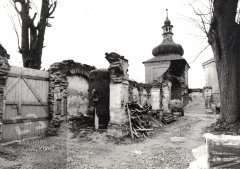 levá zadní kaple a ambity před opravou