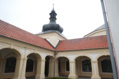 kaple s okolními ambity