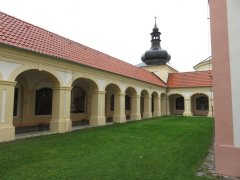 pohled na kapli s částí ambitů