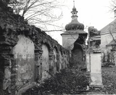 levá zadní kaple a ambity před opravou