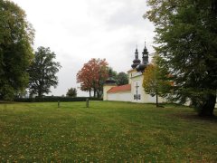 plocha někdejšího hřbitova s kaplí v pozadí