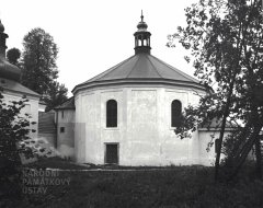kaple (zcela vlevo) a kostel sv. Ducha