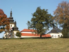 celkový pohled na poutní areál zprava