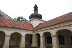 kaple s okolními ambity