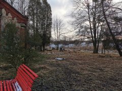 pohled na část hřbitovní kaple a část hřbitova