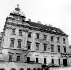 klášter sloužící ještě jako kasárna