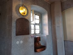 interiér synagogy s pamětní deskou