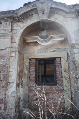 zazděný vstup do kaple